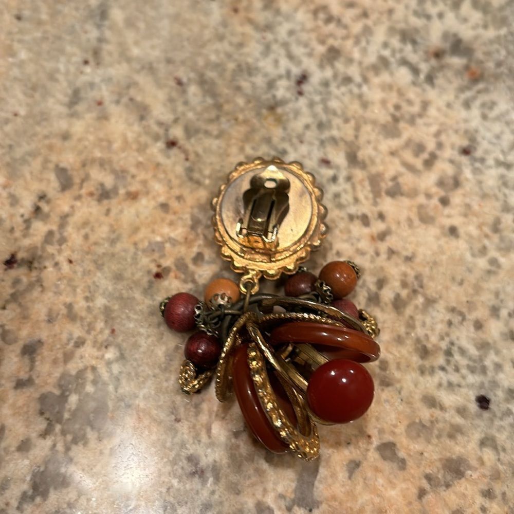 Woman's beaded clip on earring. It's only one earring - Picture 3 of 8